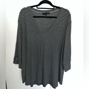 Jane + Delancey gray and White 3/4 Sleeve Boxy Tunic size 3X.